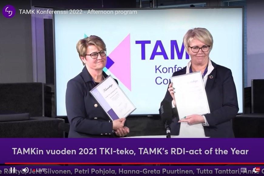 TAMK-konferenssin 2022 kunniakirjat, vararehtorit Päivi Karttunen ja Kirsi Viskari.