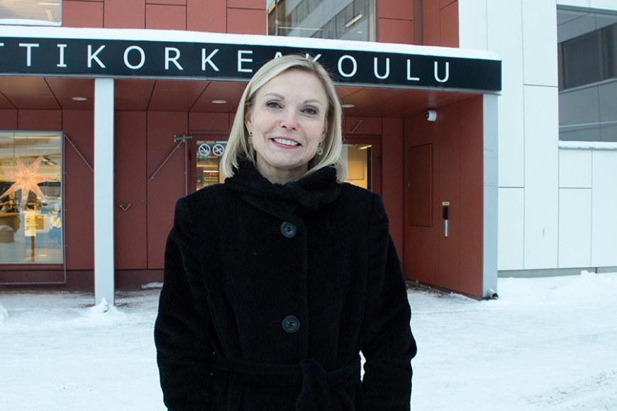 Koulutuksen vararehtori Katja Komulainen TAMKin lumisella pihalla.