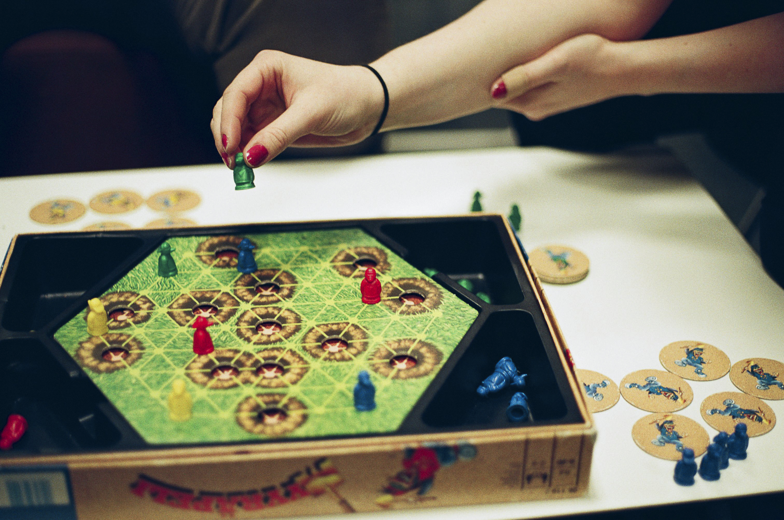 The Mole in the Hole – Like chess but for adults – PlayLab! Magazine